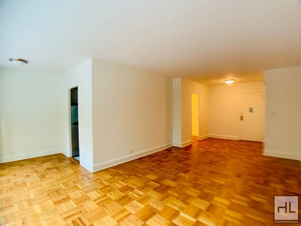 East 55 Street - Photo 2