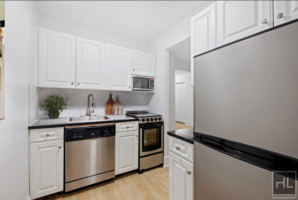 West 34th Street - Photo 1