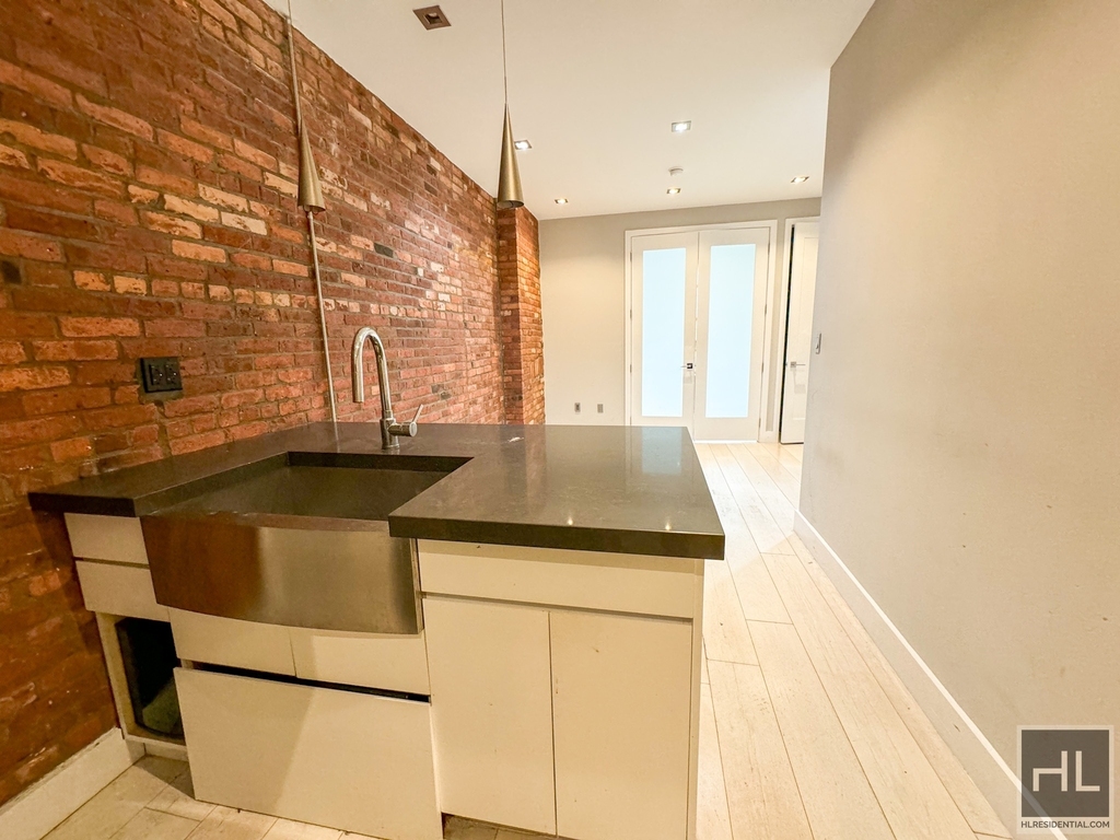 East 82 Street - Photo 4