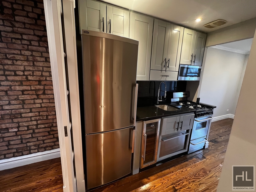 East 5 Street - Photo 3