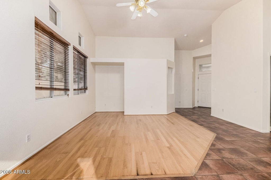2205 S Harper -- - Photo 14