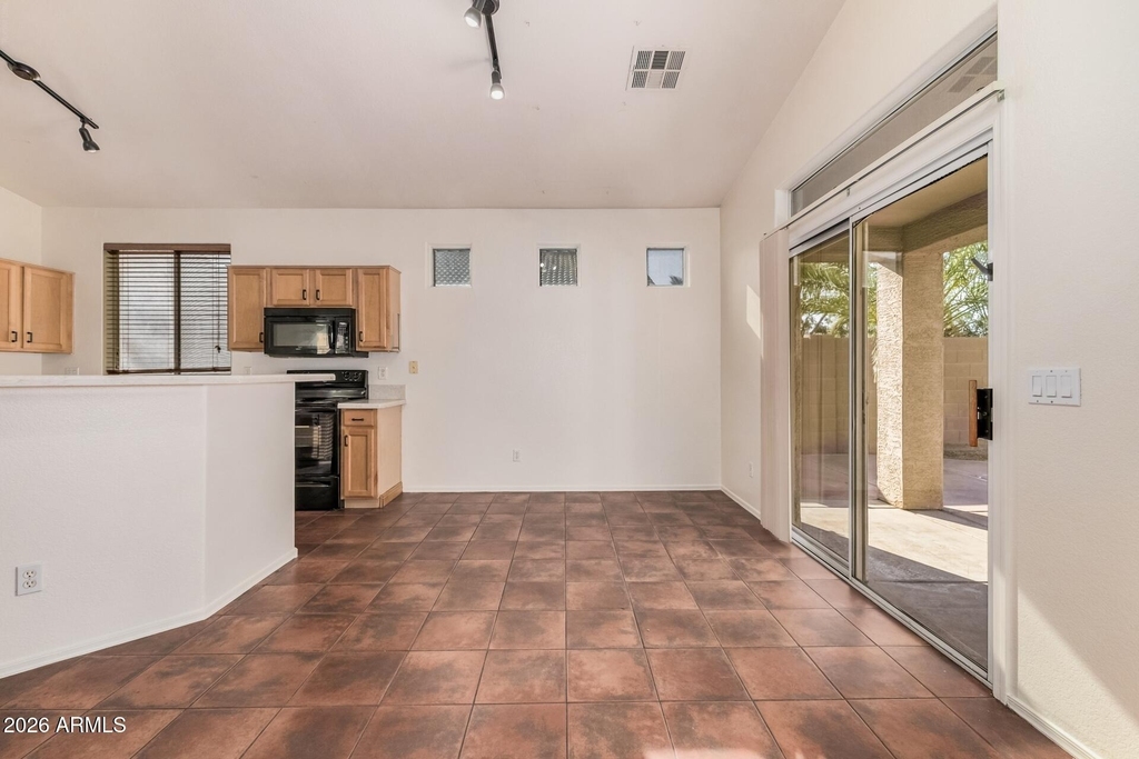 2205 S Harper -- - Photo 11