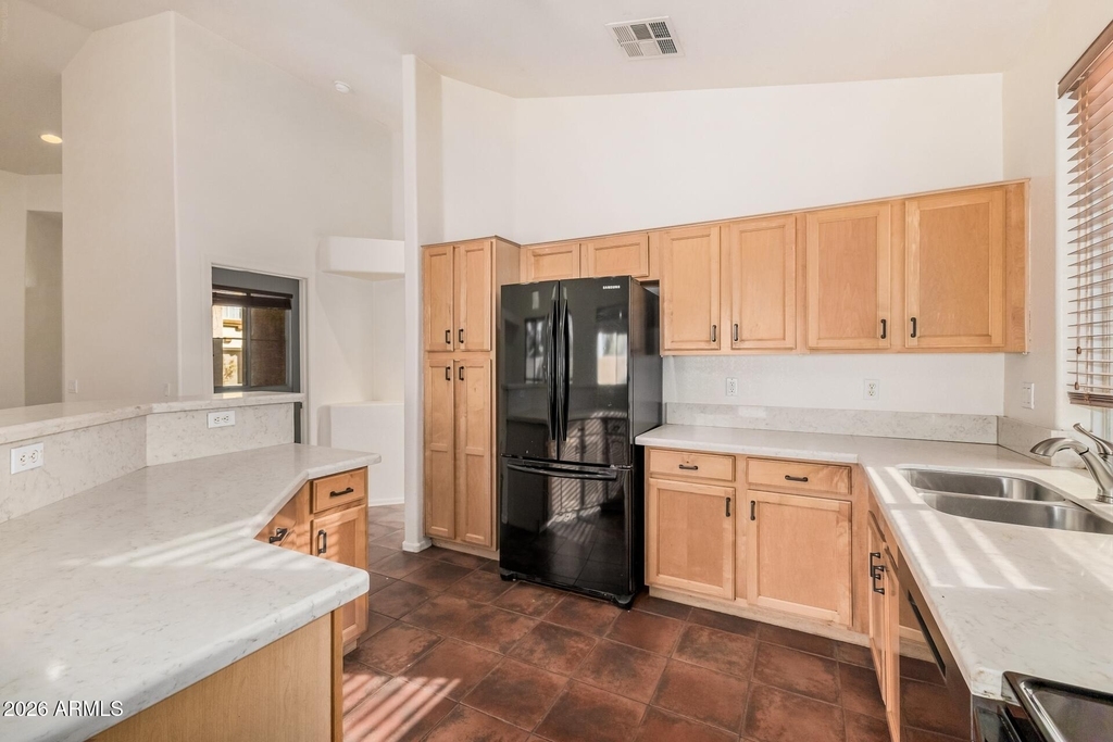 2205 S Harper -- - Photo 8