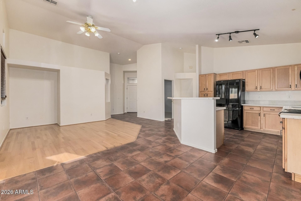 2205 S Harper -- - Photo 10