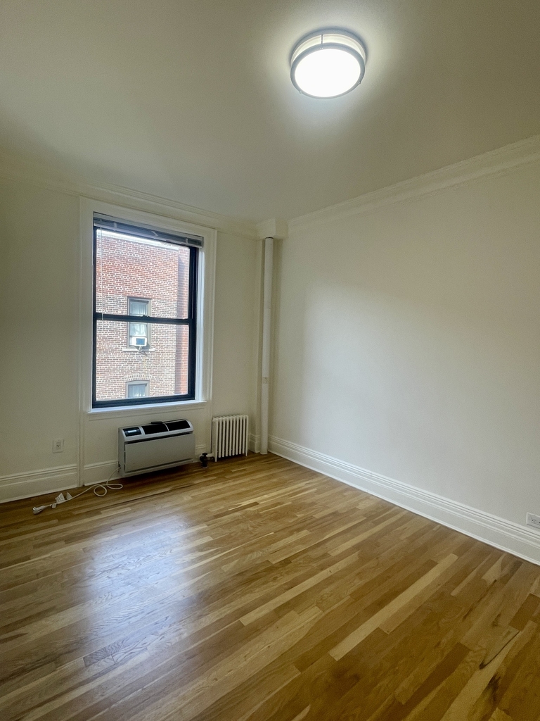 200 Riverside Drive - Photo 3