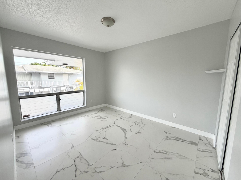 915 Ne 8th Street - Photo 5