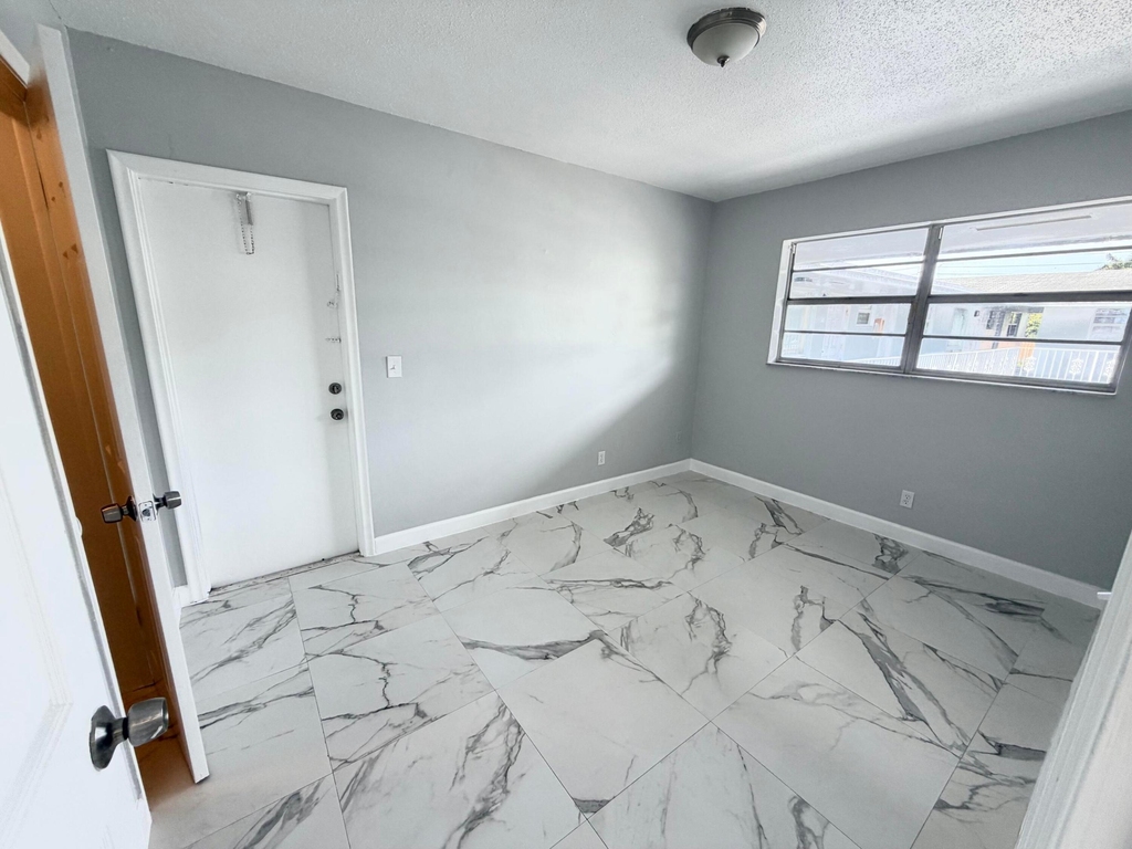 915 Ne 8th Street - Photo 6