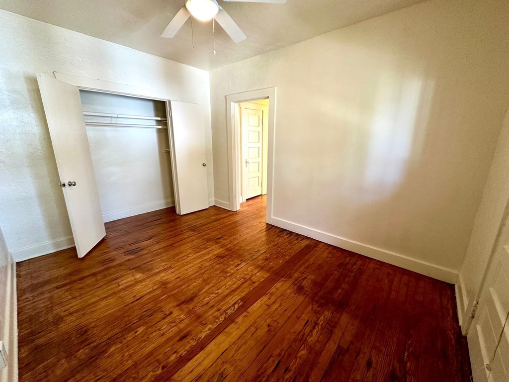 2010 Broward Avenue - Photo 4