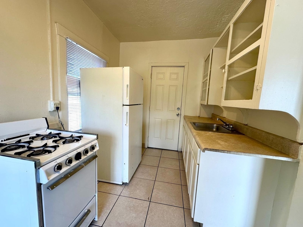 2010 Broward Avenue - Photo 1