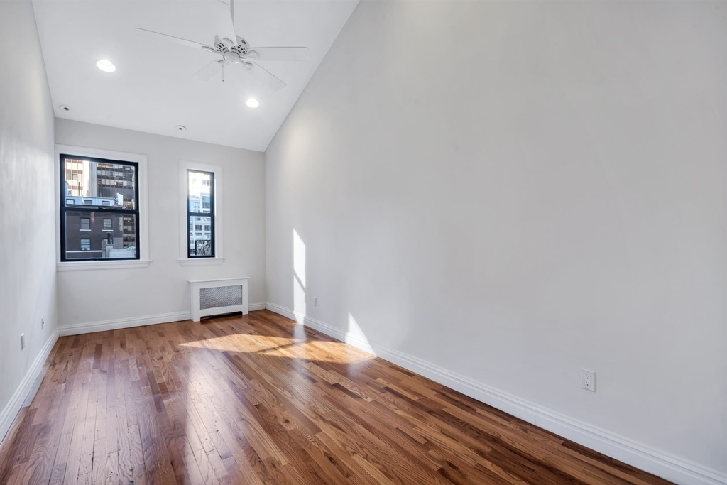 370 West 54th Street - Photo 5