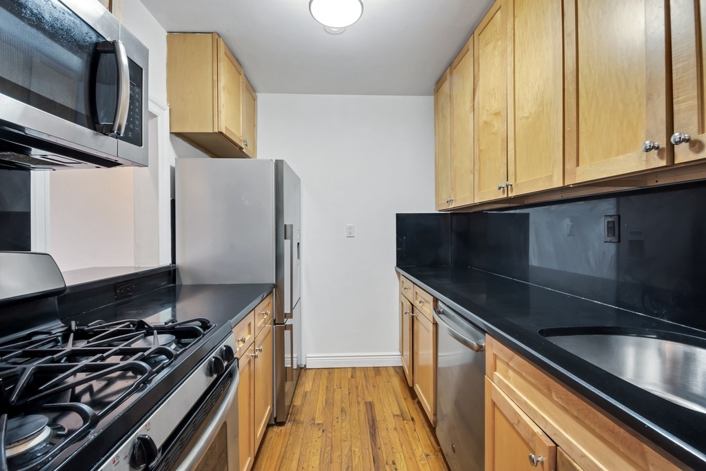 370 West 54th Street - Photo 11