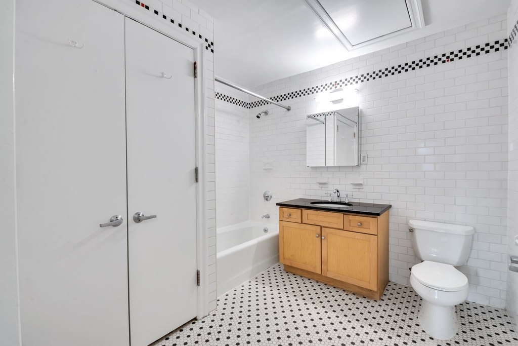 370 West 54th Street - Photo 12