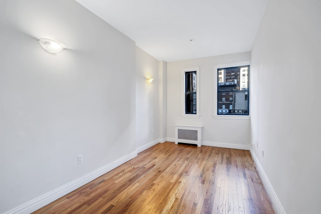 370 West 54th Street - Photo 7