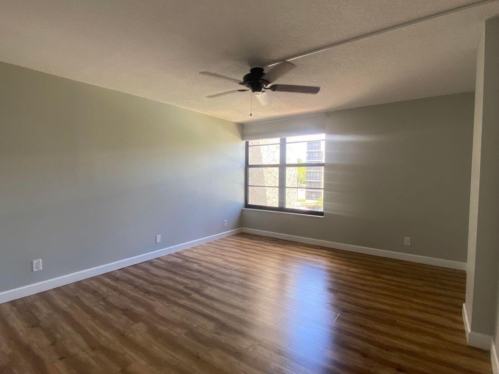 11 Royal Palm Way - Photo 8