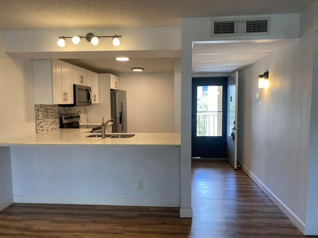 11 Royal Palm Way - Photo 5
