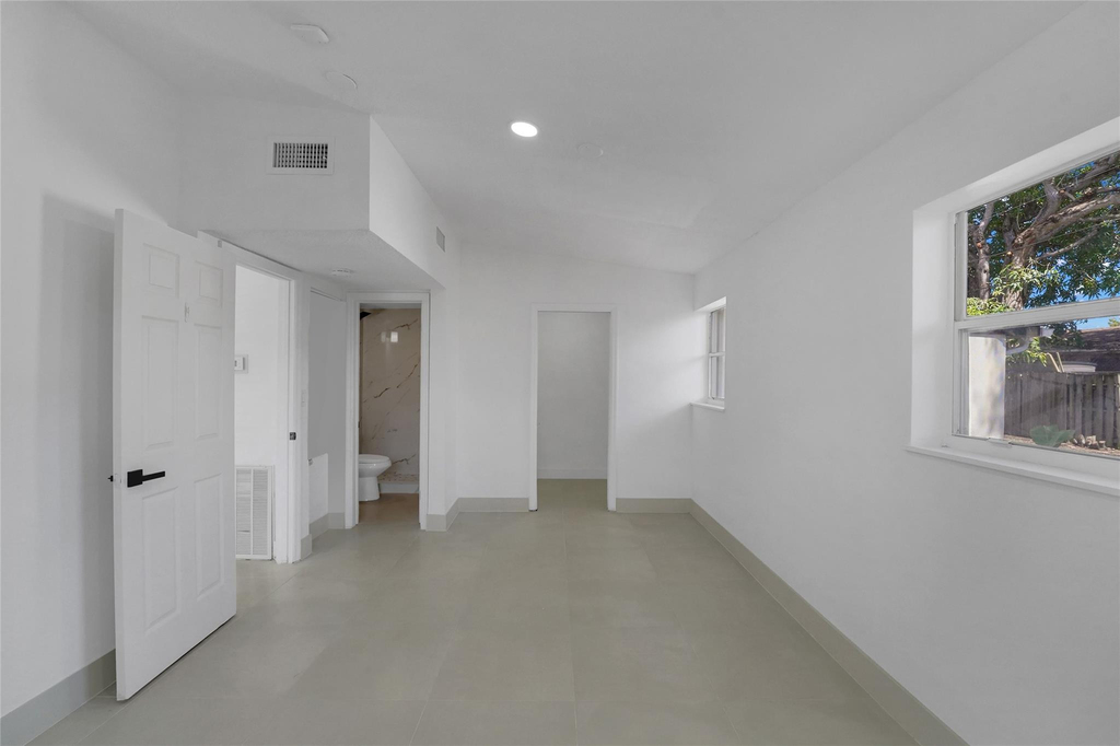 812 Ne 4th Avenue - Photo 1