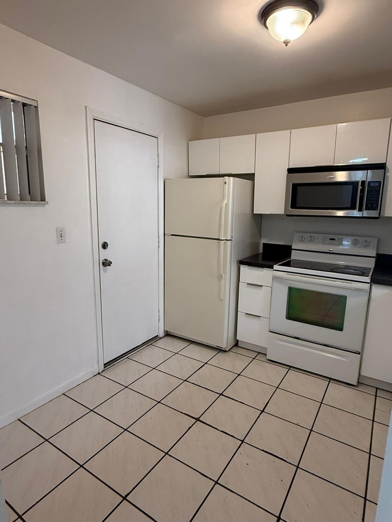 404 Nw 68th Avenue - Photo 1