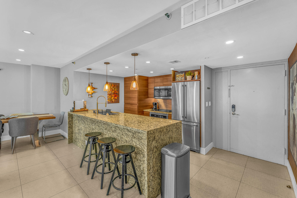 7601 E Treasure Drive - Photo 4