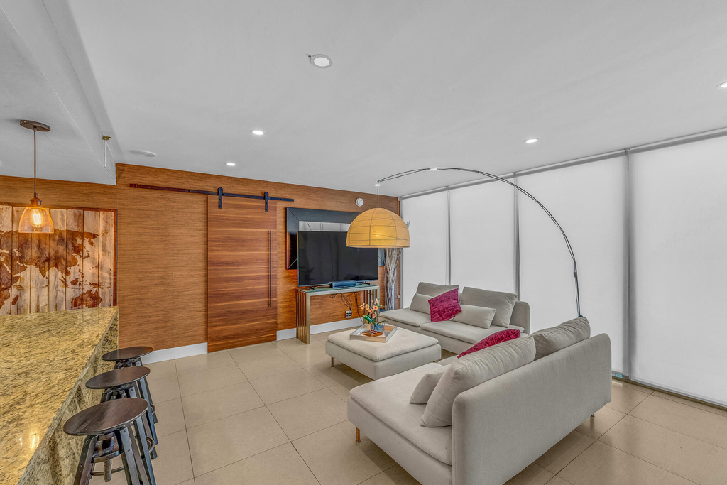 7601 E Treasure Drive - Photo 2