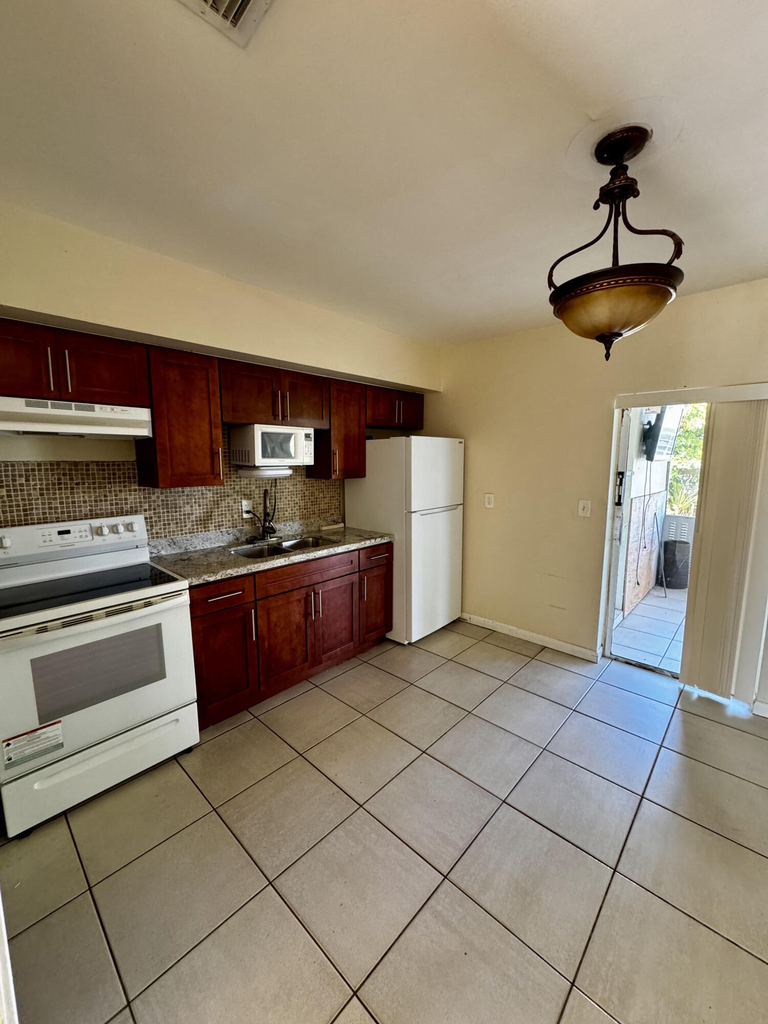 2824 N Dixie Highway - Photo 2