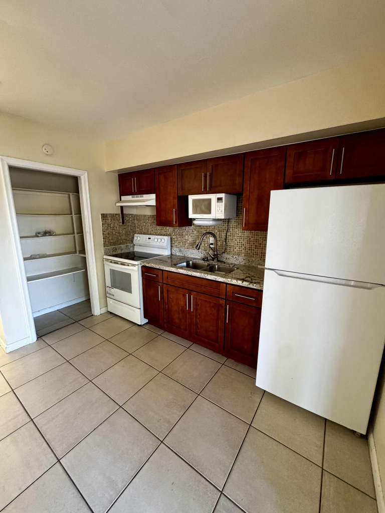 2824 N Dixie Highway - Photo 3