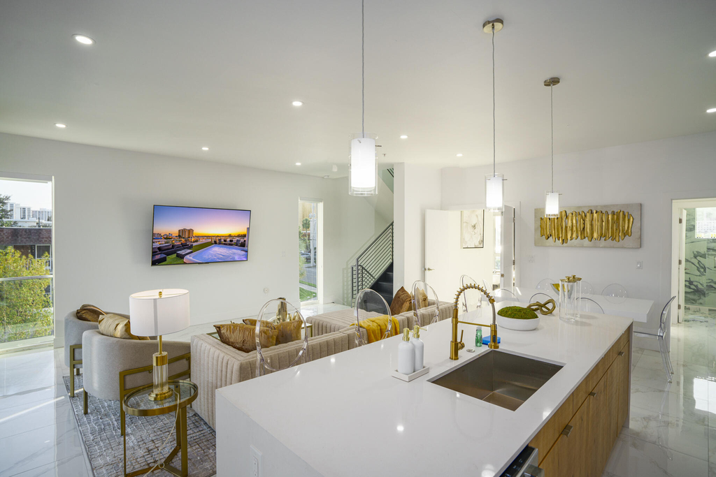 1002 N Riverside Drive - Photo 11