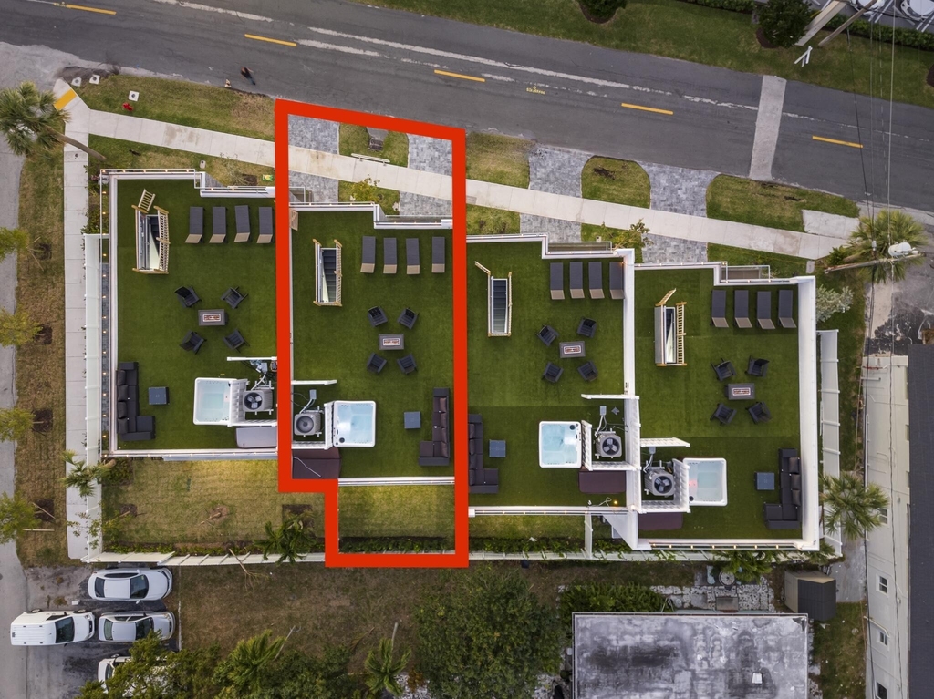 1002 N Riverside Drive - Photo 1