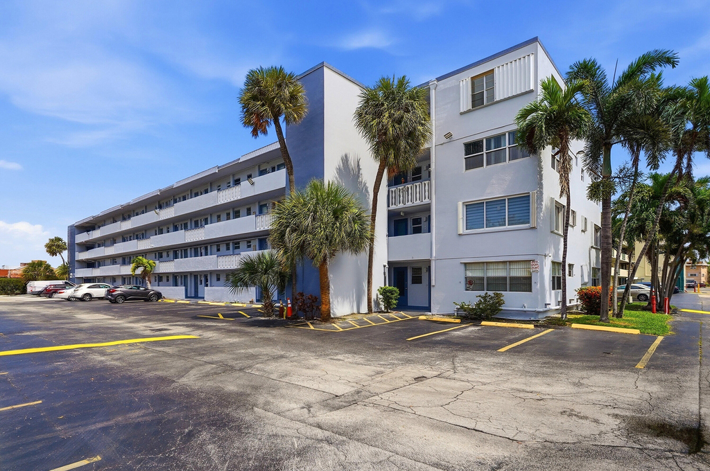 1333 E Hallandale Beach Boulevard - Photo 24