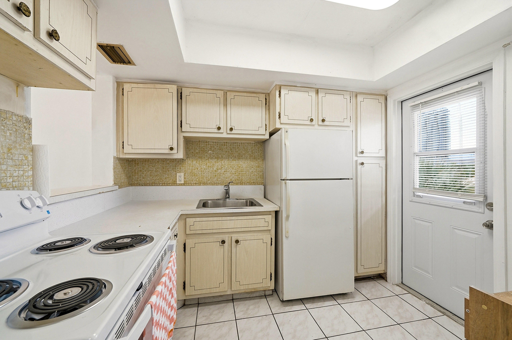 1333 E Hallandale Beach Boulevard - Photo 3