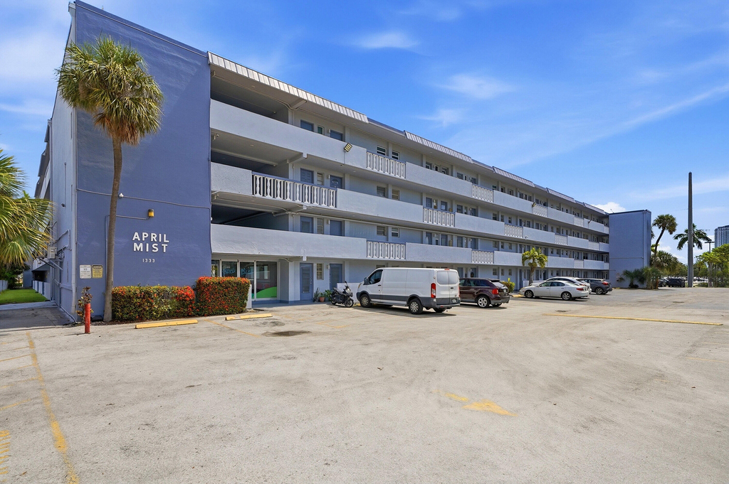 1333 E Hallandale Beach Boulevard - Photo 22