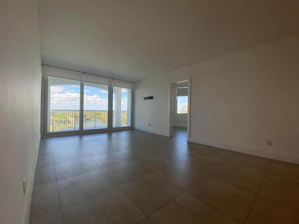 5401 Collins Avenue - Photo 6