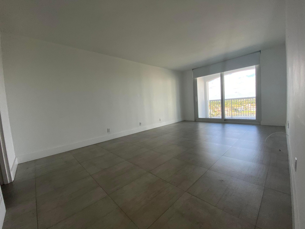 5401 Collins Avenue - Photo 13
