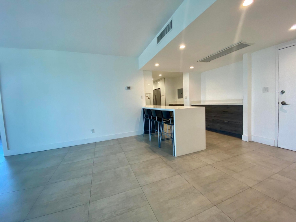 5401 Collins Avenue - Photo 4