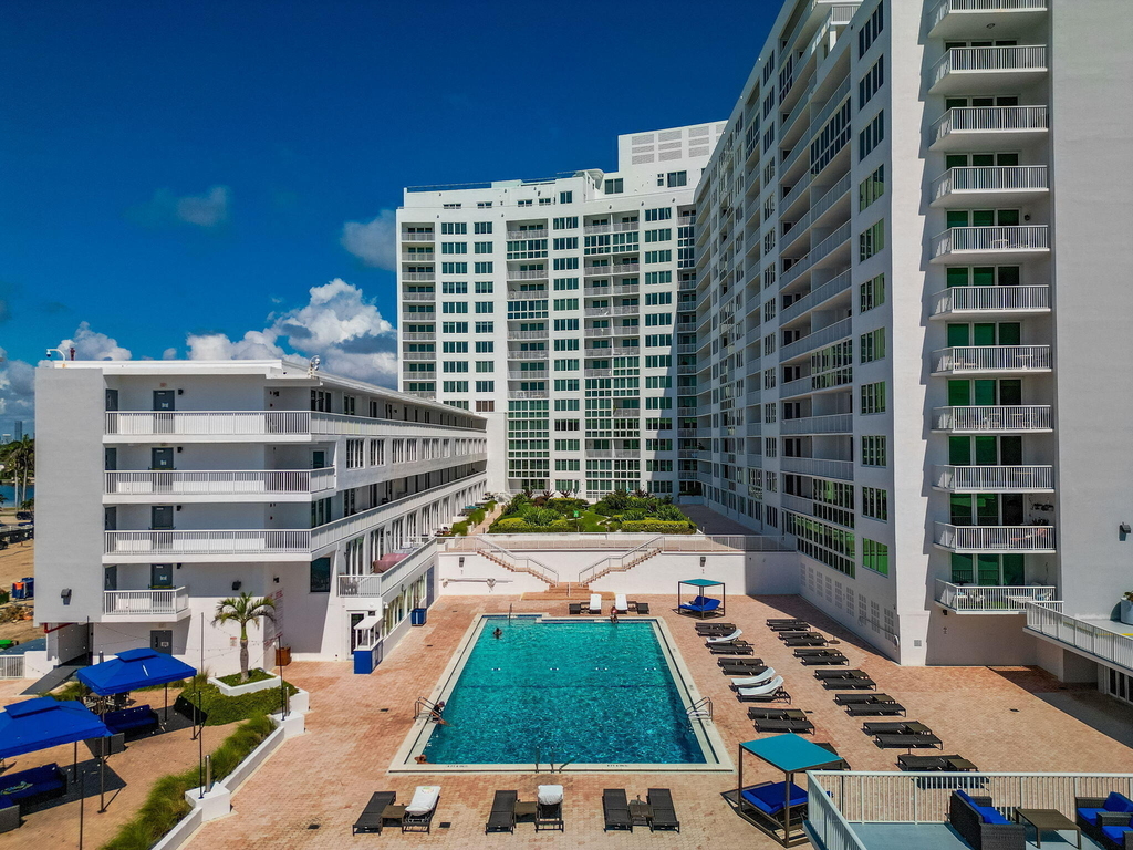 5401 Collins Avenue - Photo 32