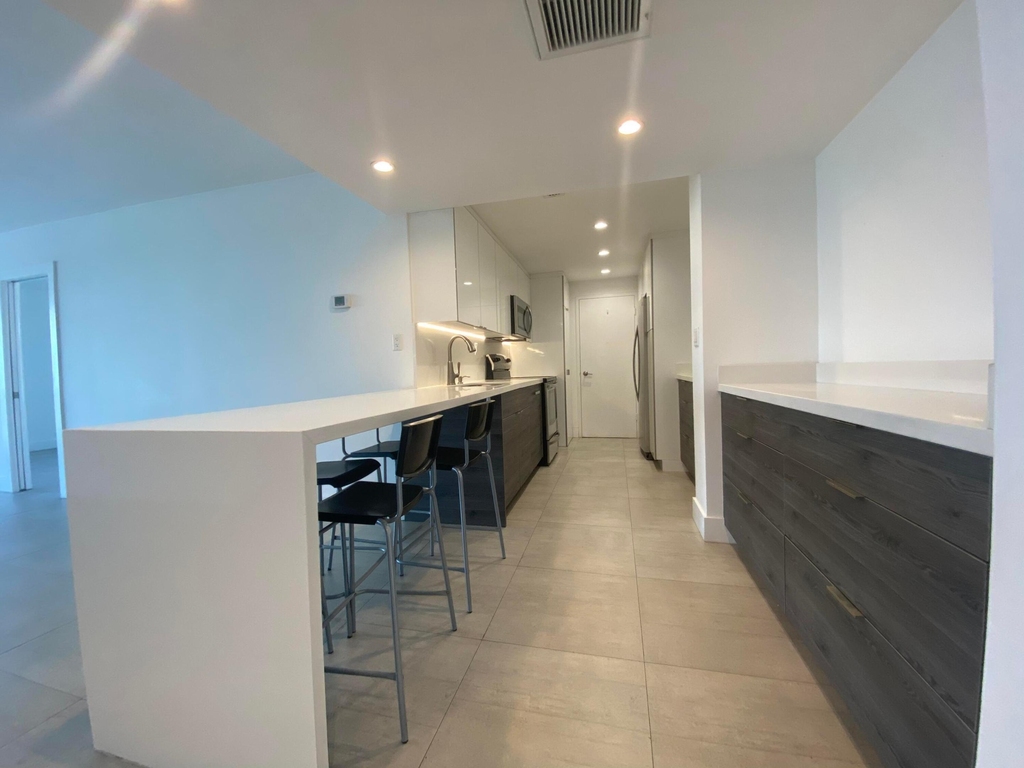 5401 Collins Avenue - Photo 7
