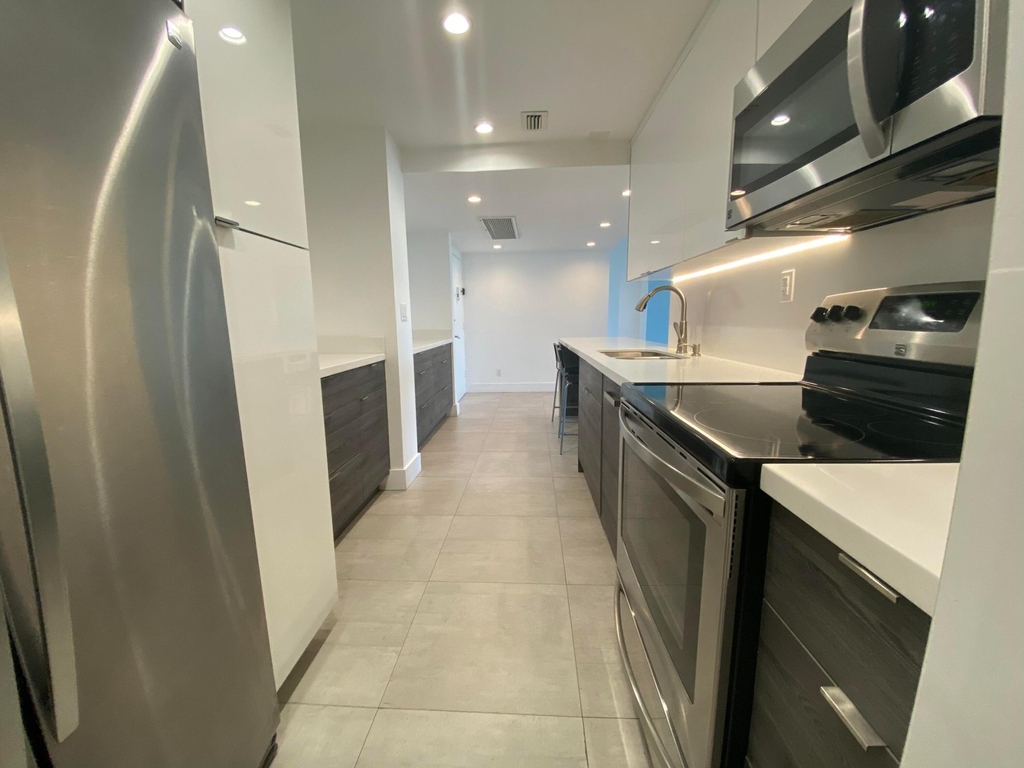 5401 Collins Avenue - Photo 10