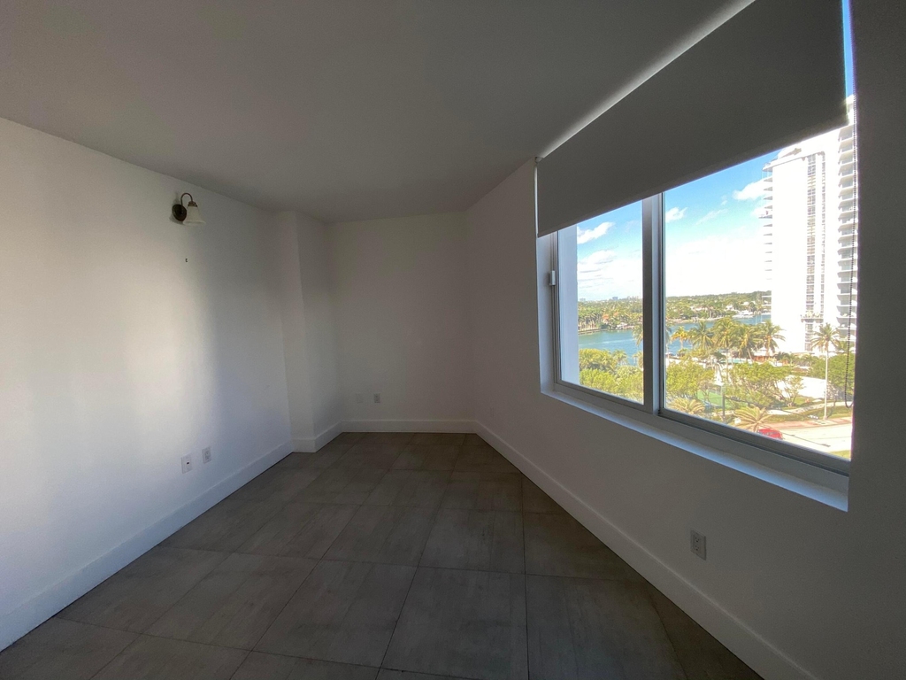 5401 Collins Avenue - Photo 18