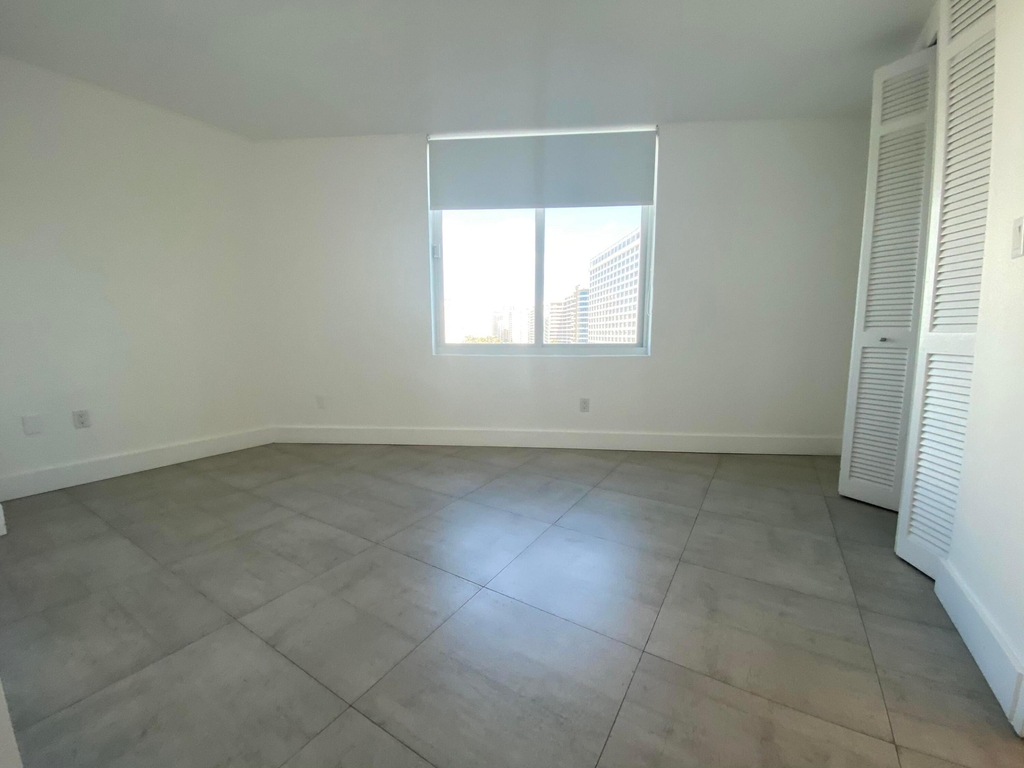5401 Collins Avenue - Photo 17