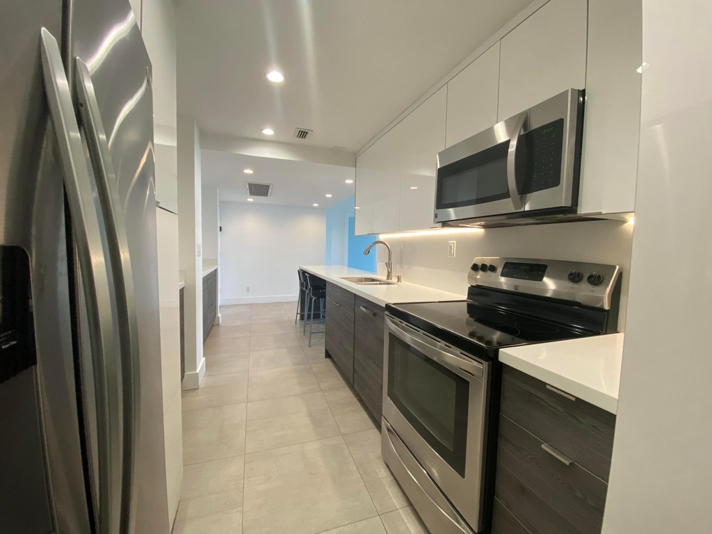 5401 Collins Avenue - Photo 9