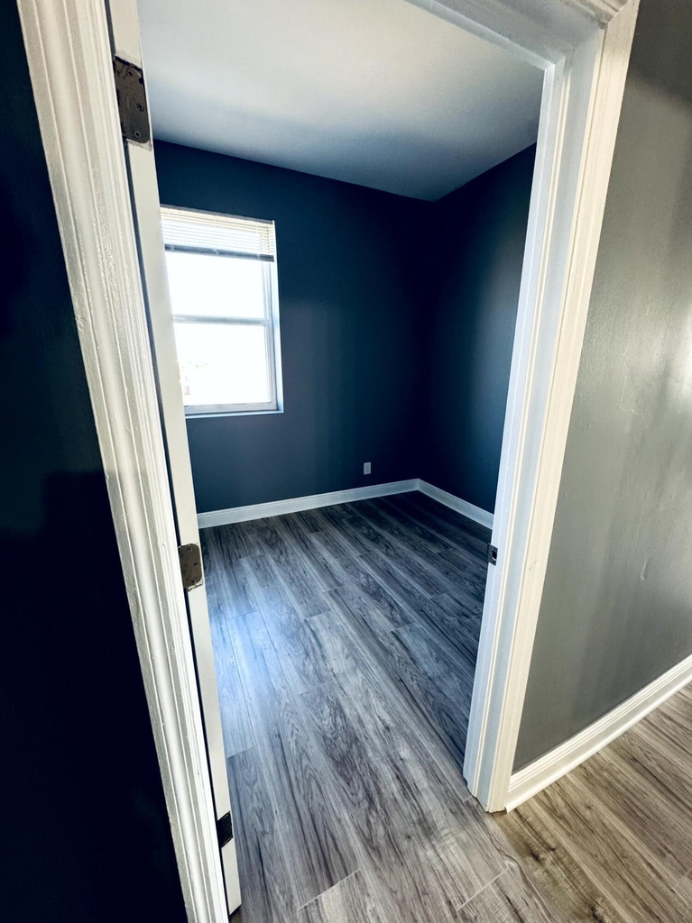 1401 Division Avenue - Photo 5