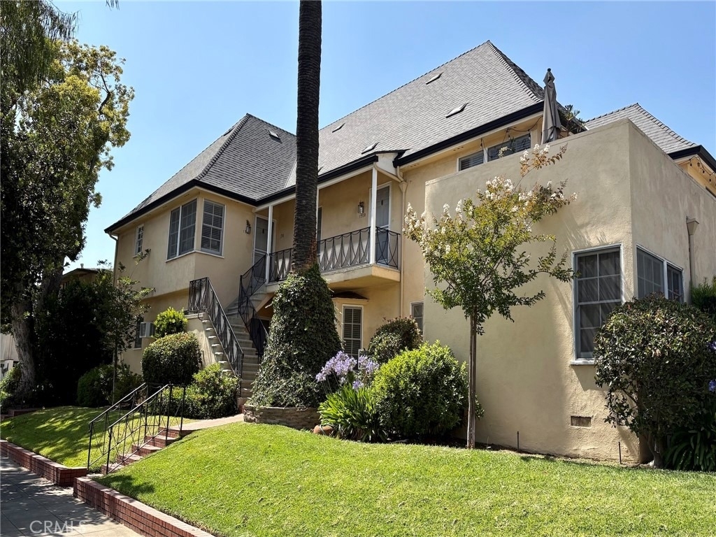 1744 Huntington Drive - Photo 3