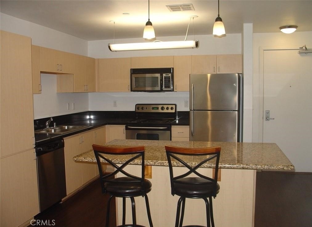 630 W 6th - Photo 2