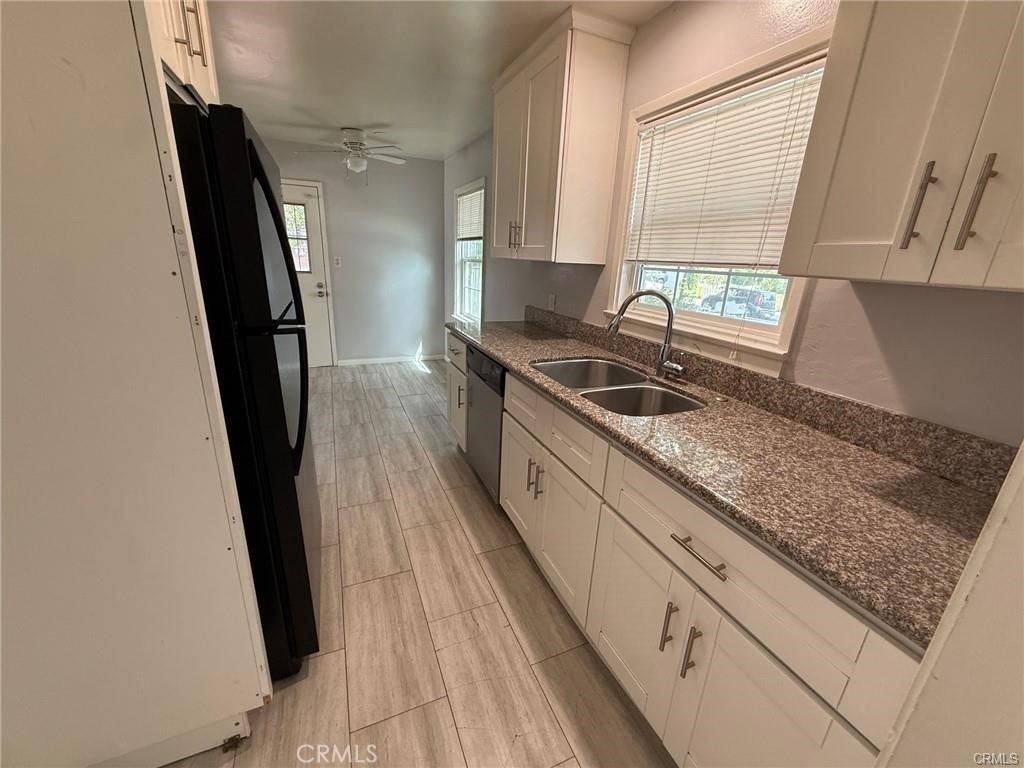 417 E Walnut - Photo 2