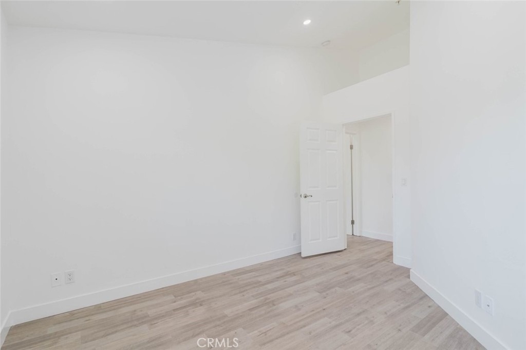 18347 Saticoy Street - Photo 19