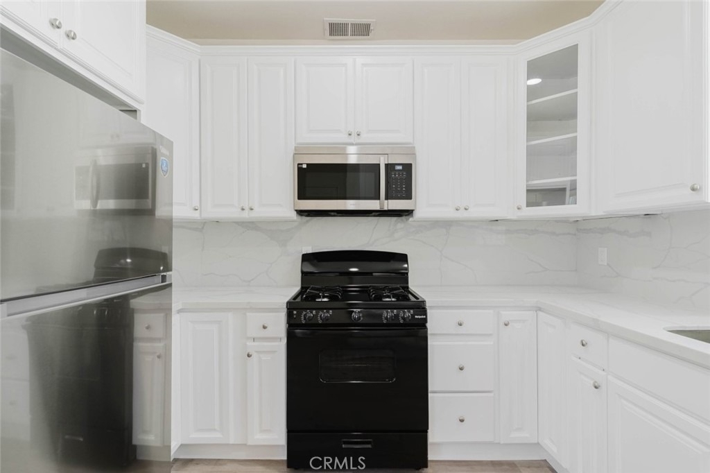 18347 Saticoy Street - Photo 10