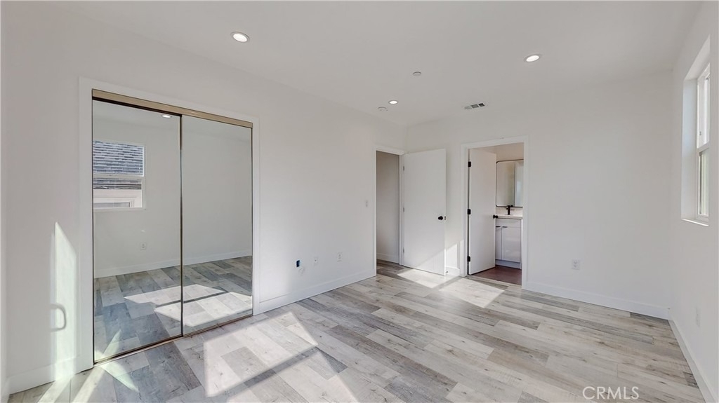236 N Burlington Avenue - Photo 9
