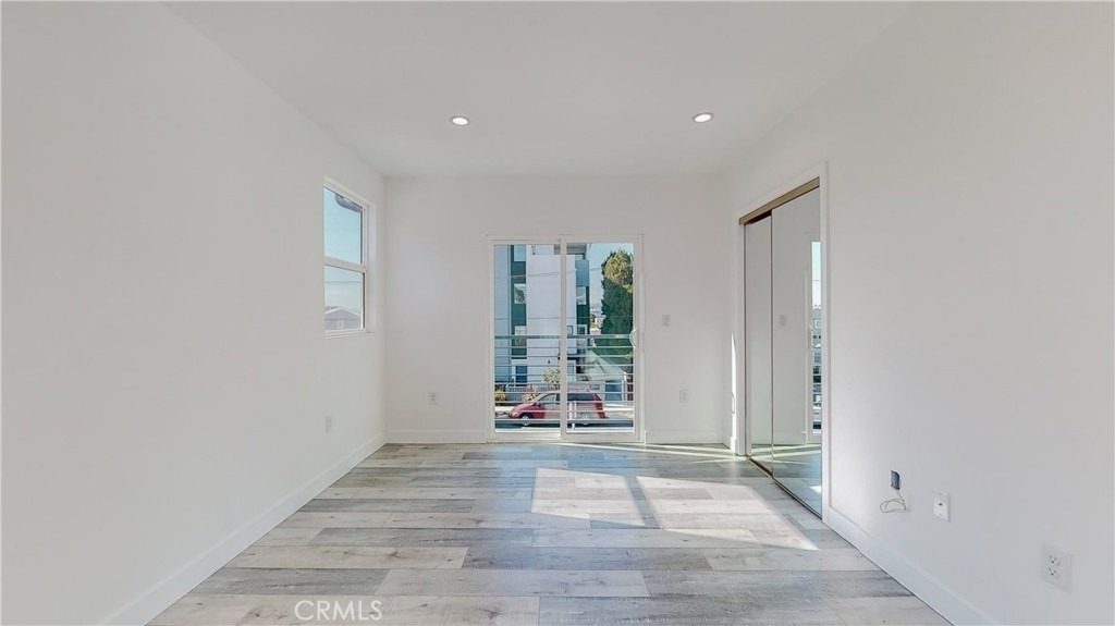236 N Burlington Avenue - Photo 12