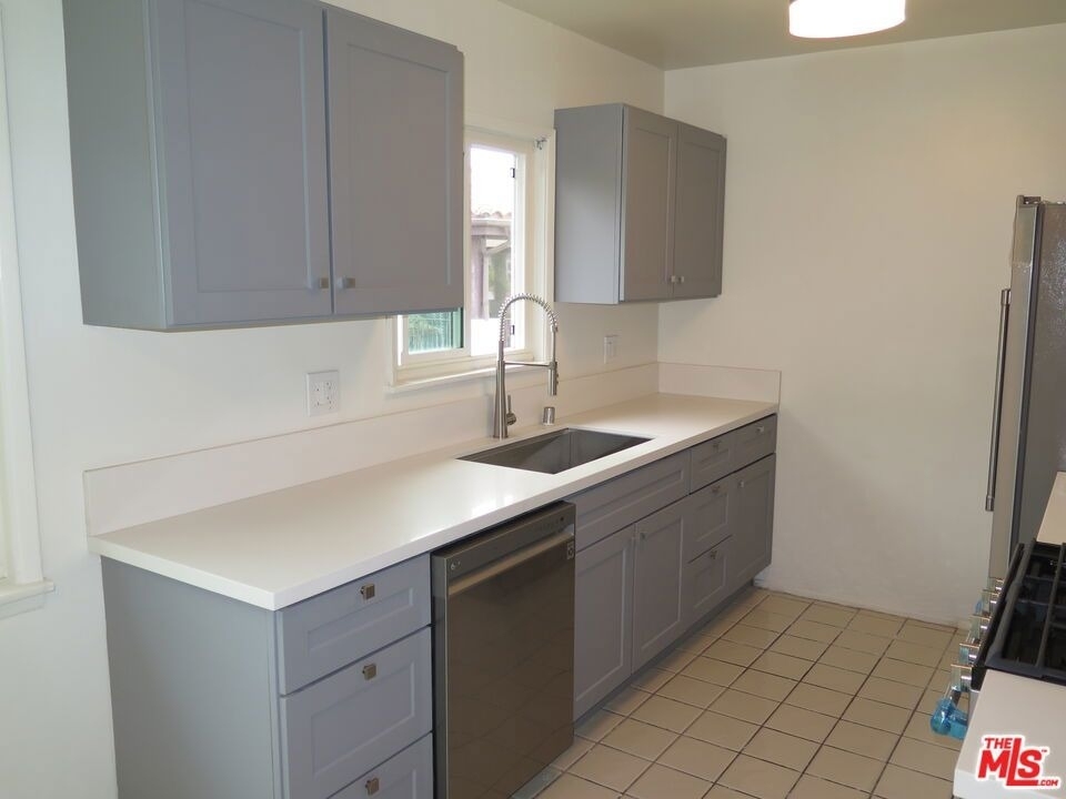 2221 Ocean Park Boulevard - Photo 7