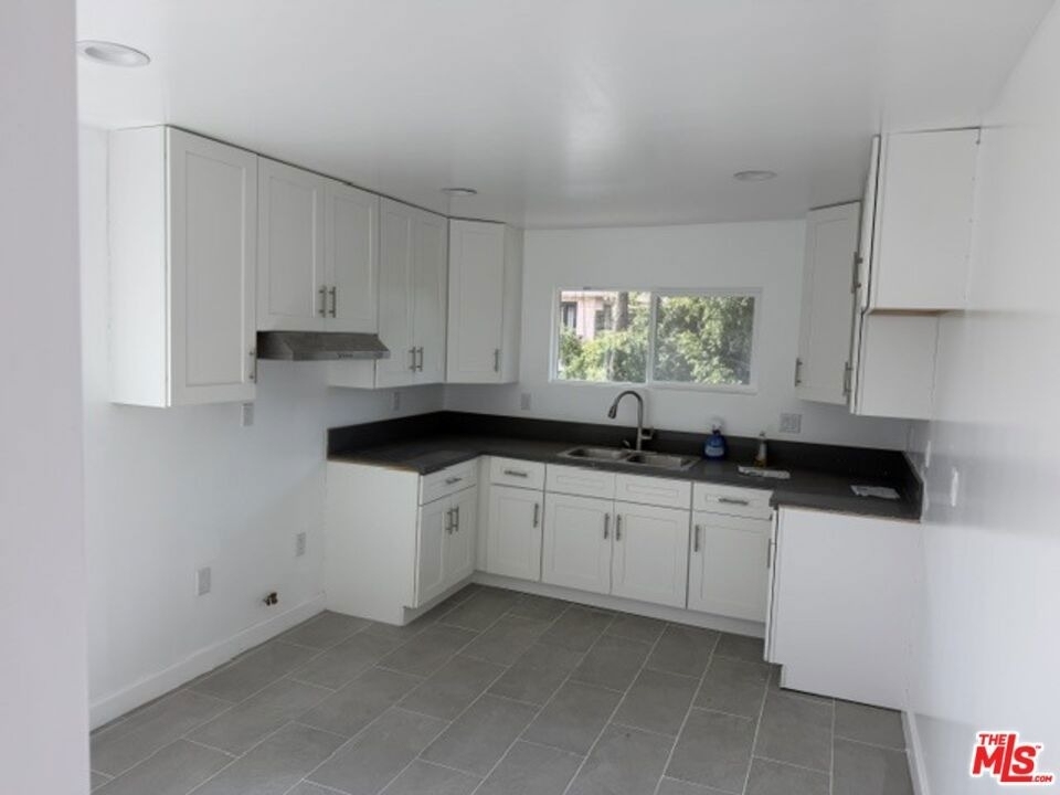 1499 W 35th Place - Photo 4
