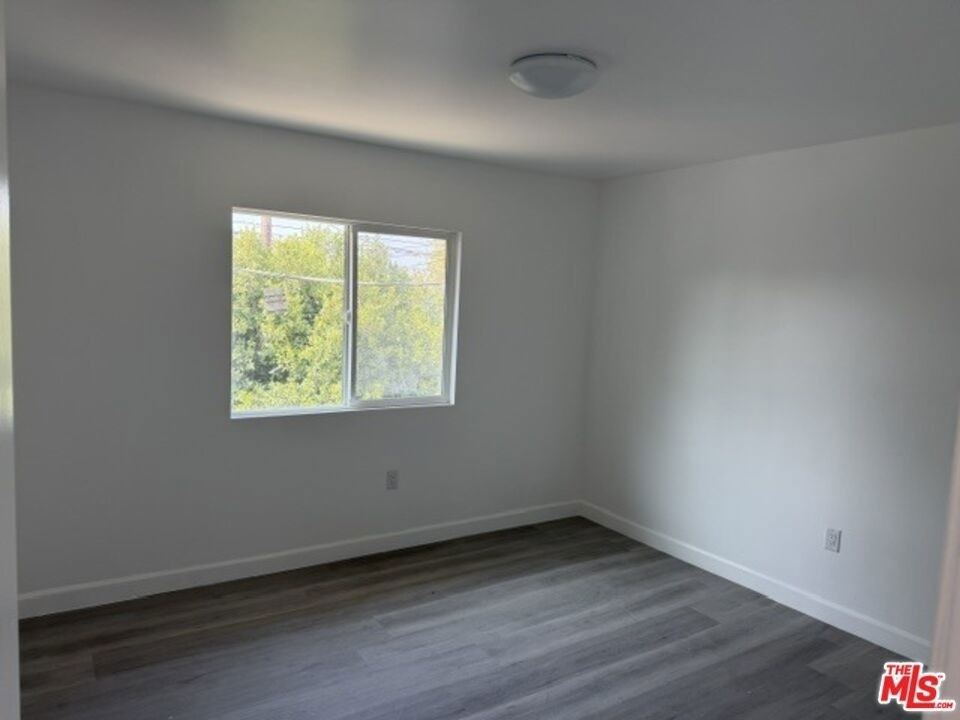 1499 W 35th Place - Photo 10